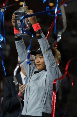 New York - Eylül 8, 2018:2018 Amerika Açık şampiyonu Naomi onu final maçı sonra Serena Williams karşı zafer Japonya ile Us Open kupa kupa sunu sırasında poz Osaka