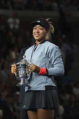 New York - Eylül 8, 2018:2018 Amerika Açık şampiyonu Naomi onu final maçı sonra Serena Williams karşı zafer Japonya ile Us Open kupa kupa sunu sırasında poz Osaka