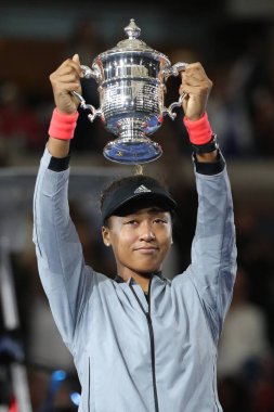 New York - Eylül 8, 2018:2018 Amerika Açık şampiyonu Naomi onu final maçı sonra Serena Williams karşı zafer Japonya ile Us Open kupa kupa sunu sırasında poz Osaka