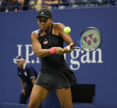 New York - 6 Eylül 2018: Profesyonel tenis oyuncusu Naomi Osaka eylem sırasında onun 2018 bize açık yarı final maçı Billie Jean King Ulusal Tenis Merkezi