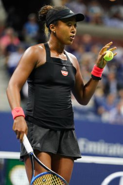 New York - 6 Eylül 2018: Profesyonel tenis oyuncusu Naomi Osaka eylem sırasında onun 2018 bize açık yarı final maçı Billie Jean King Ulusal Tenis Merkezi