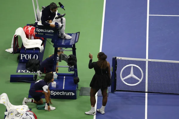 New York - 8 Eylül 2018: 23 kez Grand Slam şampiyonu Serena Williams onun 2018 Us Open final maçı Billie Jean King Ulusal tenis merkezi sırasında sandalye hakem Carlos Ramos ile savunuyor