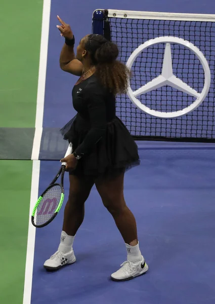 New York - 8 Eylül 2018: 23 kez Grand Slam şampiyonu Serena Williams onun 2018 Us Open final maçı Billie Jean King Ulusal tenis merkezi sırasında sandalye hakem Carlos Ramos ile savunuyor
