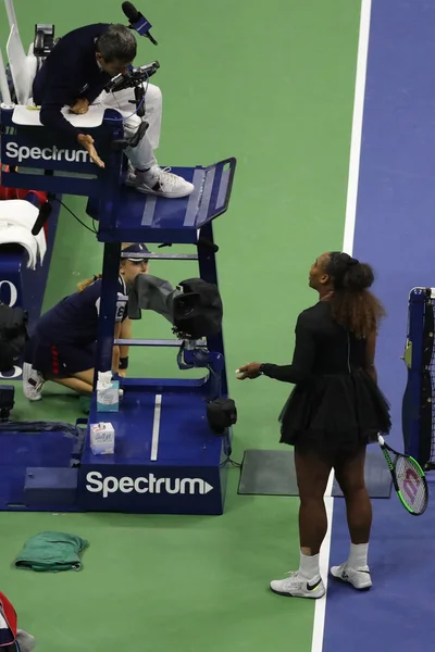 New York - 8 Eylül 2018: 23 kez Grand Slam şampiyonu Serena Williams onun 2018 Us Open final maçı Billie Jean King Ulusal tenis merkezi sırasında sandalye hakem Carlos Ramos ile savunuyor