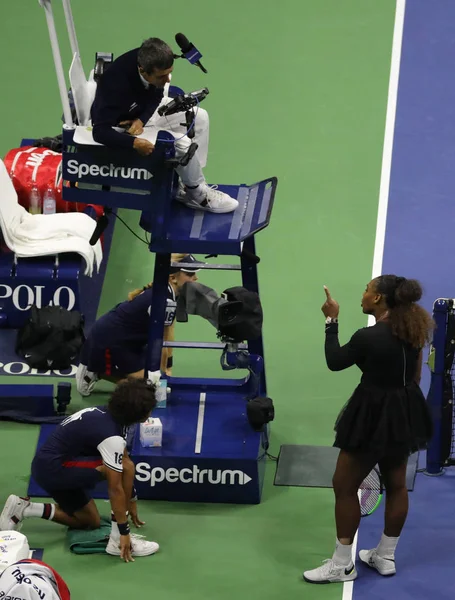 New York - 8 Eylül 2018: 23 kez Grand Slam şampiyonu Serena Williams onun 2018 Us Open final maçı Billie Jean King Ulusal tenis merkezi sırasında sandalye hakem Carlos Ramos ile savunuyor