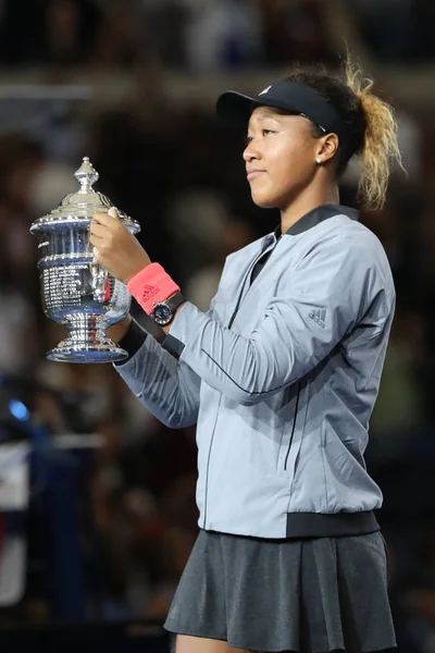 ニューヨーク 2018 2018年全米オープン チャンピオン アメリカ合衆国日本でポーズをとって私たちオープンの優勝トロフィー プレゼンテーション中に彼女の決勝戦セリーナ ウィリアムズ戦の勝利後の直美大阪 — ストック写真