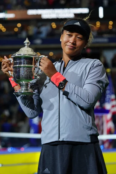 New York - Eylül 8, 2018:2018 Amerika Açık şampiyonu Naomi onu final maçı sonra Serena Williams karşı zafer Japonya ile Us Open kupa kupa sunu sırasında poz Osaka