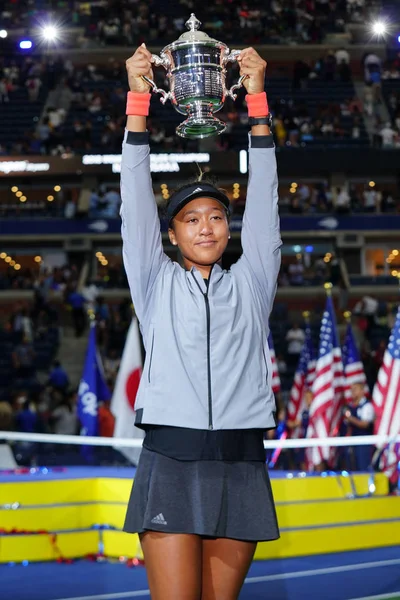ニューヨーク 2018 2018年全米オープン チャンピオン日本でポーズをとって私たちオープンの優勝トロフィーのプレゼンテーション中に彼女の決勝戦セリーナ ウィリアムズ戦の勝利後の直美大阪 — ストック写真