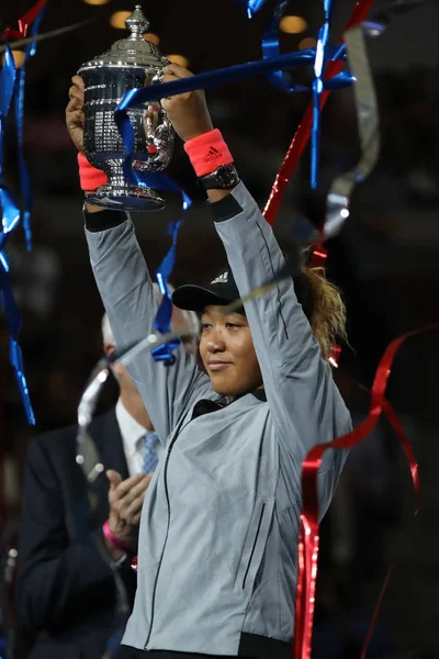 2018年9月8日 2018 美国公开赛冠军日本大阪在奖杯颁奖期间与我们一起摆出奖杯 — 图库照片