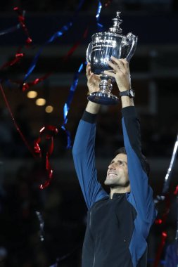 New York - Eylül 9, 2018:2018 Amerika Açık şampiyonu, Sırbistan ile Us Open kupa kupa sunu sırasında poz onun final maçı sonra Juan Martin del Potro karşı zafer Novak Djokovic