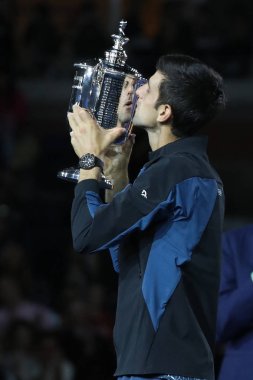 New York - Eylül 9, 2018:2018 Amerika Açık şampiyonu, Sırbistan ile Us Open kupa kupa sunu sırasında poz onun final maçı sonra Juan Martin del Potro karşı zafer Novak Djokovic