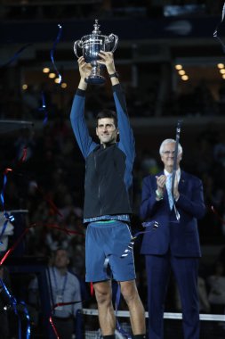 New York - Eylül 9, 2018:2018 Amerika Açık şampiyonu, Sırbistan ile Us Open kupa kupa sunu sırasında poz onun final maçı sonra Juan Martin del Potro karşı zafer Novak Djokovic