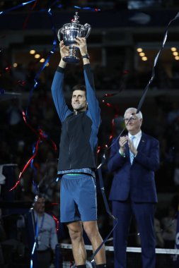 New York - Eylül 9, 2018:2018 Amerika Açık şampiyonu, Sırbistan ile Us Open kupa kupa sunu sırasında poz onun final maçı sonra Juan Martin del Potro karşı zafer Novak Djokovic