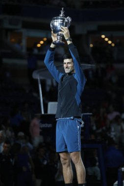 New York - Eylül 9, 2018:2018 Amerika Açık şampiyonu, Sırbistan ile Us Open kupa kupa sunu sırasında poz onun final maçı sonra Juan Martin del Potro karşı zafer Novak Djokovic