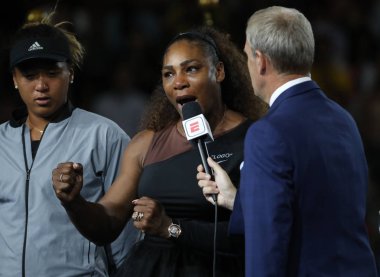 New York - Eylül 8, 2018:2018 Amerika Açık finalist Serena Williams Amerika Birleşik Devletleri gözyaşları içinde kupa sunu sırasında onu final maçı sonra kaybına karşı Naomi Osaka