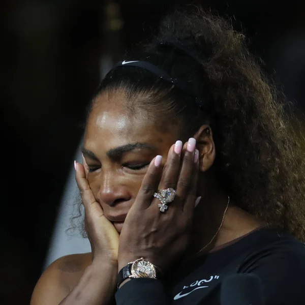 New York - Eylül 8, 2018:2018 Amerika Açık finalist Serena Williams Amerika Birleşik Devletleri gözyaşları içinde kupa sunu sırasında onu final maçı sonra kaybına karşı Naomi Osaka