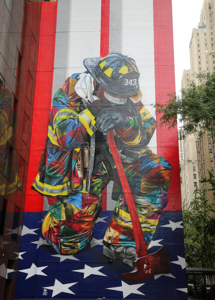 НЬЮ-ЙОРК - 9 СЕНТЯБРЯ 2018 года: Дань памяти погибшим пожарным 11 сентября 2001 года в центре Манхэттена. 11 сентября 2001 года в результате обрушения зданий Всемирного торгового центра погибло 343 пожарных
