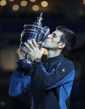 New York - Eylül 9, 2018:2018 Amerika Açık şampiyonu, Sırbistan ile Us Open kupa kupa sunu sırasında poz onun final maçı sonra Juan Martin del Potro karşı zafer Novak Djokovic