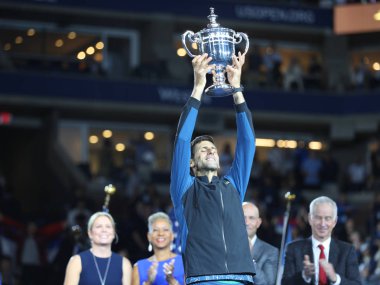 New York - Eylül 9, 2018:2018 Amerika Açık şampiyonu, Sırbistan ile Us Open kupa kupa sunu sırasında poz onun final maçı sonra Juan Martin del Potro karşı zafer Novak Djokovic