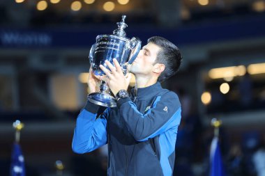 New York - Eylül 9, 2018:2018 Amerika Açık şampiyonu, Sırbistan ile Us Open kupa kupa sunu sırasında poz onun final maçı sonra Juan Martin del Potro karşı zafer Novak Djokovic
