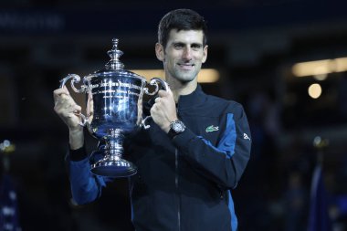 New York - Eylül 9, 2018:2018 Amerika Açık şampiyonu, Sırbistan ile Us Open kupa kupa sunu sırasında poz onun final maçı sonra Juan Martin del Potro karşı zafer Novak Djokovic