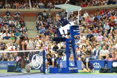 New York - 8 Eylül 2018: 23 kez Grand Slam şampiyonu Serena Williams onun 2018 Us Open final maçı Billie Jean King Ulusal tenis merkezi sırasında sandalye hakem Carlos Ramos ile savunuyor