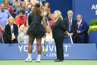 New York - 8 Eylül 2018: 23 kez Grand Slam şampiyonu Serena Williams savunuyor ITF Komiser Donna Kelsey ile onu 2018 bize açık kadın final maçı sırasında 