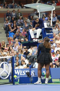 New York - 8 Eylül 2018: 23 kez Grand Slam şampiyonu Serena Williams onun 2018 Us Open final maçı Billie Jean King Ulusal tenis merkezi sırasında sandalye hakem Carlos Ramos ile savunuyor