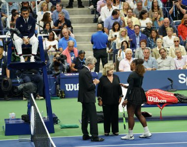 New York - 8 Eylül 2018: 23 kez Grand Slam şampiyonu Serena Williams savunuyor turnuva hakem ile Brian Earley (L) ve ITF Komiser Donna Kelsey onu 2018 bize açık kadın final maçı sırasında 