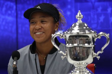 New York - Eylül 8, 2018:2018 Amerika Açık şampiyonu Naomi Osaka Japonya'nın basın toplantısı sırasında Serena Williams karşı 2018 bize açık bayanlar final maçında onu kazanmak sonra