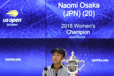New York - Eylül 8, 2018:2018 Amerika Açık şampiyonu Naomi Osaka Japonya'nın basın toplantısı sırasında Serena Williams karşı 2018 bize açık bayanlar final maçında onu kazanmak sonra