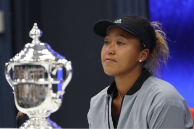 New York - Eylül 8, 2018:2018 Amerika Açık şampiyonu Naomi Osaka Japonya'nın basın toplantısı sırasında Serena Williams karşı 2018 bize açık bayanlar final maçında onu kazanmak sonra