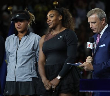 New York - Eylül 8, 2018:2018 Amerika finalist Serena Williams Amerika Birleşik Devletleri açık ve Billie Jean King tenis merkezi kupa sunu bayanlar final maçı sırasında Naomi Osaka Japonya'nın şampiyon