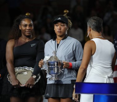 New York - Eylül 8, 2018:2018 Amerika finalist Serena Williams Amerika Birleşik Devletleri açık ve Billie Jean King tenis merkezi kupa sunu bayanlar final maçı sırasında Naomi Osaka Japonya'nın şampiyon