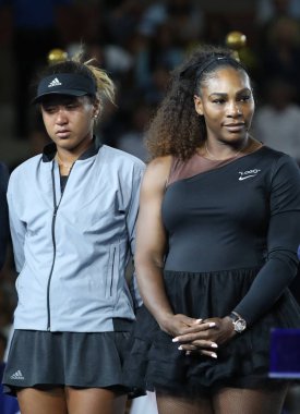 New York - Eylül 8, 2018:2018 Amerika finalist Serena Williams Amerika Birleşik Devletleri açık ve Billie Jean King tenis merkezi kupa sunu bayanlar final maçı sırasında Naomi Osaka Japonya'nın şampiyon
