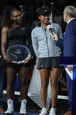 New York - Eylül 8, 2018:2018 Amerika finalist Serena Williams Amerika Birleşik Devletleri açık ve Billie Jean King tenis merkezi kupa sunu bayanlar final maçı sırasında Naomi Osaka Japonya'nın şampiyon