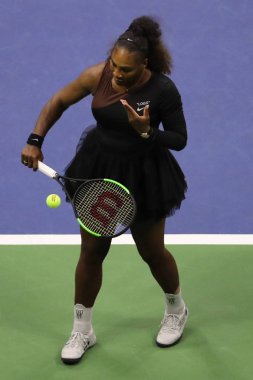 New York - 8 Eylül 2018: 23-zaman Grand Slam şampiyonu Serena Williams onun 2018 Us Open final maçı Billie Jean King Ulusal Tenis Merkezi Osaka'da Naomi karşı sırasında eylem
