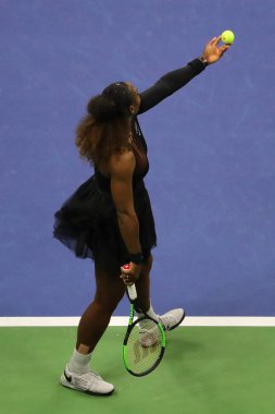New York - 8 Eylül 2018: 23-zaman Grand Slam şampiyonu Serena Williams onun 2018 Us Open final maçı Billie Jean King Ulusal Tenis Merkezi Osaka'da Naomi karşı sırasında eylem