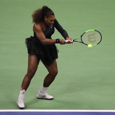 New York - 8 Eylül 2018: 23-zaman Grand Slam şampiyonu Serena Williams onun 2018 Us Open final maçı Billie Jean King Ulusal Tenis Merkezi Osaka'da Naomi karşı sırasında eylem