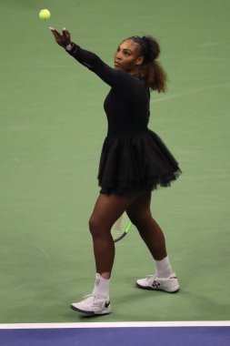New York - 8 Eylül 2018: 23-zaman Grand Slam şampiyonu Serena Williams onun 2018 Us Open final maçı Billie Jean King Ulusal Tenis Merkezi Osaka'da Naomi karşı sırasında eylem