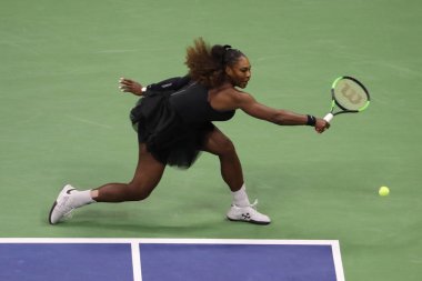 New York - 8 Eylül 2018: 23-zaman Grand Slam şampiyonu Serena Williams onun 2018 Us Open final maçı Billie Jean King Ulusal Tenis Merkezi Osaka'da Naomi karşı sırasında eylem