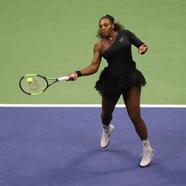 New York - 8 Eylül 2018: 23-zaman Grand Slam şampiyonu Serena Williams onun 2018 Us Open final maçı Billie Jean King Ulusal Tenis Merkezi Osaka'da Naomi karşı sırasında eylem