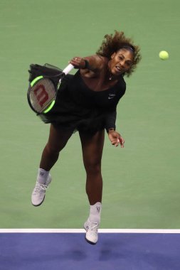 New York - 8 Eylül 2018: 23-zaman Grand Slam şampiyonu Serena Williams onun 2018 Us Open final maçı Billie Jean King Ulusal Tenis Merkezi Osaka'da Naomi karşı sırasında eylem