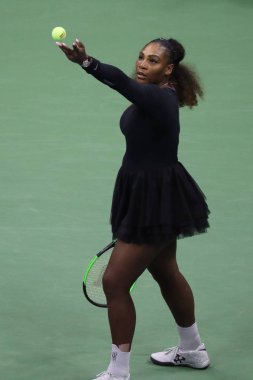 New York - 8 Eylül 2018: 23-zaman Grand Slam şampiyonu Serena Williams onun 2018 Us Open final maçı Billie Jean King Ulusal Tenis Merkezi Osaka'da Naomi karşı sırasında eylem