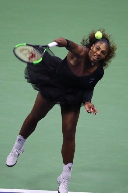 New York - 8 Eylül 2018: 23-zaman Grand Slam şampiyonu Serena Williams onun 2018 Us Open final maçı Billie Jean King Ulusal Tenis Merkezi Osaka'da Naomi karşı sırasında eylem