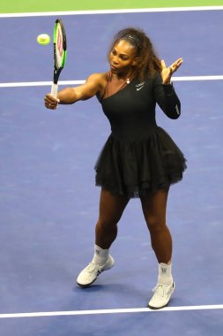 New York - 8 Eylül 2018: 23-zaman Grand Slam şampiyonu Serena Williams onun 2018 Us Open final maçı Billie Jean King Ulusal Tenis Merkezi Osaka'da Naomi karşı sırasında eylem