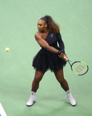 New York - 8 Eylül 2018: 23-zaman Grand Slam şampiyonu Serena Williams onun 2018 Us Open final maçı Billie Jean King Ulusal Tenis Merkezi Osaka'da Naomi karşı sırasında eylem