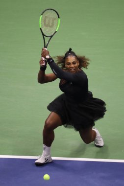 New York - 8 Eylül 2018: 23-zaman Grand Slam şampiyonu Serena Williams onun 2018 Us Open final maçı Billie Jean King Ulusal Tenis Merkezi Osaka'da Naomi karşı sırasında eylem