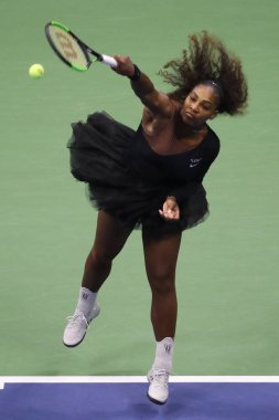 New York - 8 Eylül 2018: 23-zaman Grand Slam şampiyonu Serena Williams onun 2018 Us Open final maçı Billie Jean King Ulusal Tenis Merkezi Osaka'da Naomi karşı sırasında eylem
