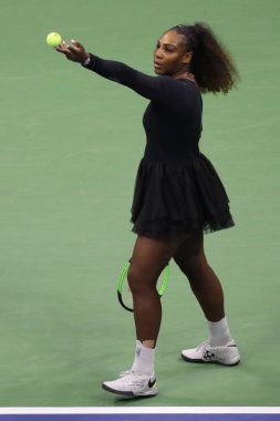 New York - 8 Eylül 2018: 23-zaman Grand Slam şampiyonu Serena Williams onun 2018 Us Open final maçı Billie Jean King Ulusal Tenis Merkezi Osaka'da Naomi karşı sırasında eylem